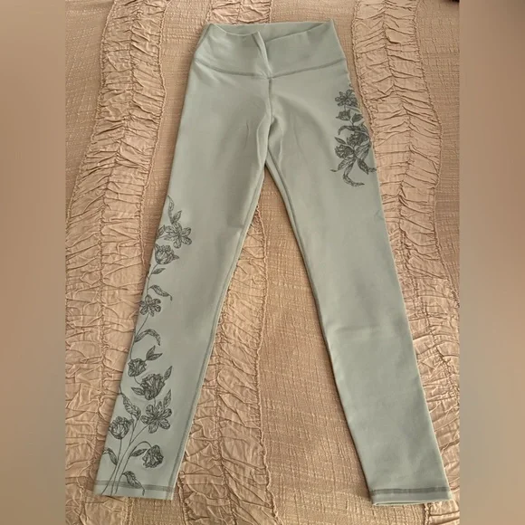 Fabletics Elegant Gray Floral Embroidered Leggings (S) & Sports Bra (M)! NWOT! - Picture 3 of 5
